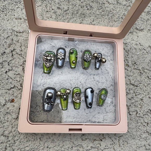 Green and Silver Nail Art Set - Picture 2 of 3